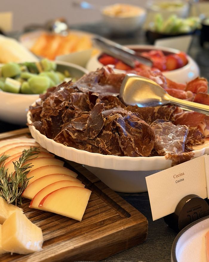 Buffet de petit-déjeuner, charcuterie et fromages