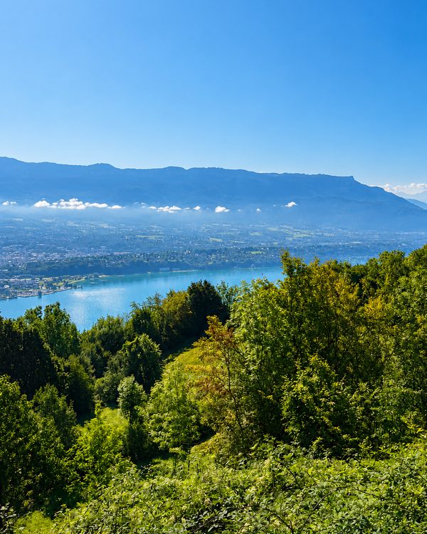 Vue sur le lac du Bourget, Aix-les-Bains et la montagne en arrière-plan