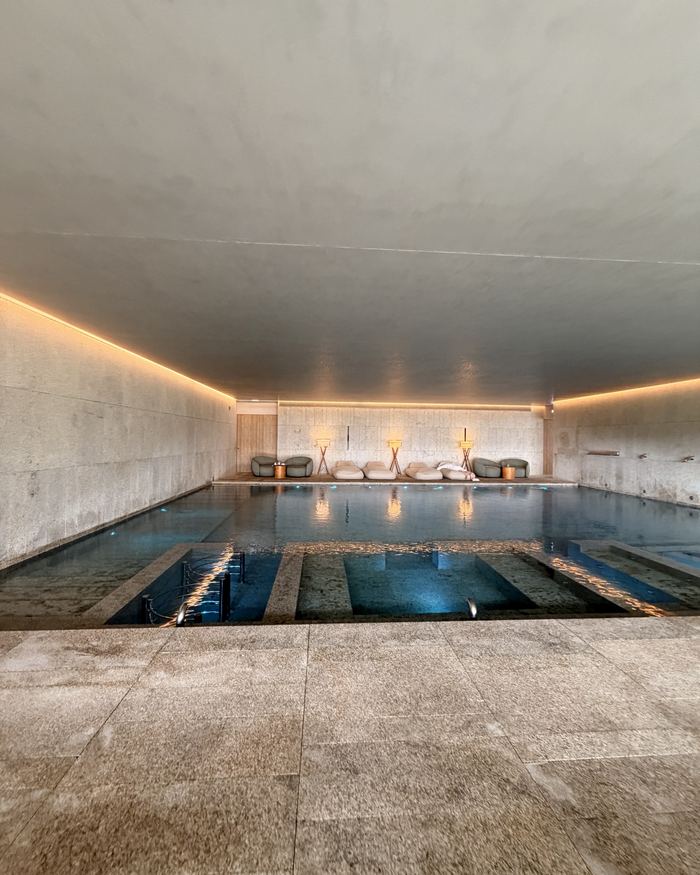 Piscine intérieure du spa, éclairage doux
