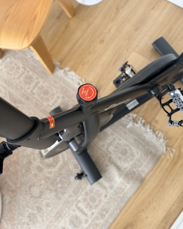 Le bouton rouge de résistance du vélo, avec l’inscription Push to stop