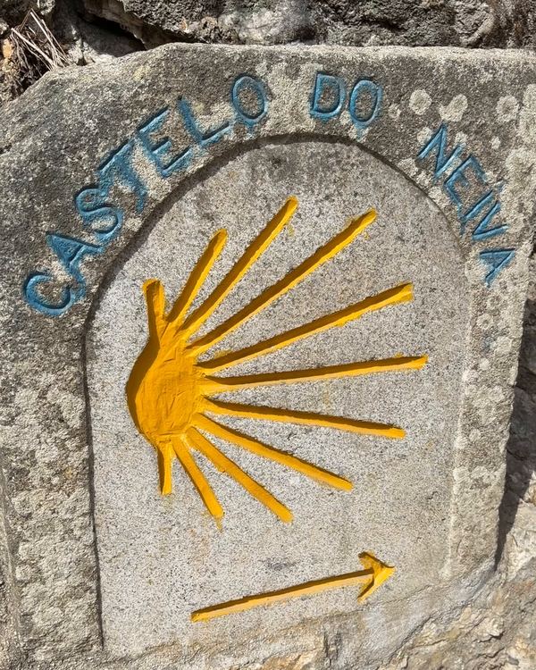 Borne en pierre gravée Castelo do Neiva avec une coquille et une flèche jaunes