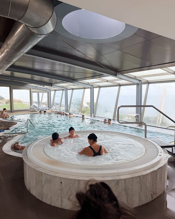 Spa du Flor de Sal : jacuzzi rond et piscine intérieure bondés