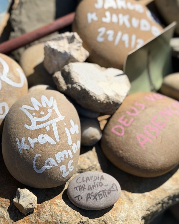Galets peints de messages de pèlerins