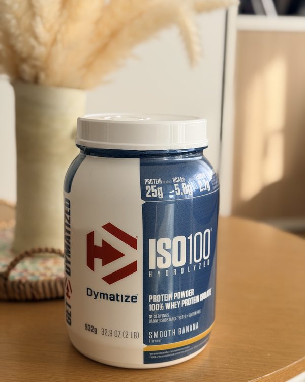 Le pot de whey sur la table, devant le vase de pampas