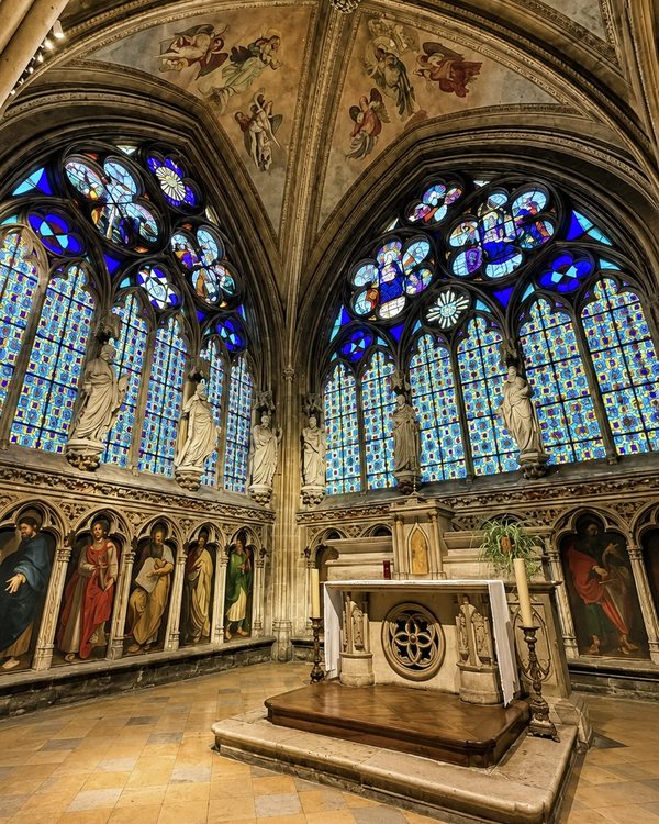 Une chapelle de l’abbaye, ses vitraux bleus et ses fresques