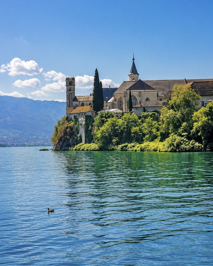 L’abbaye d’Hautecombe au bord du lac du Bourget, sous un ciel bleu