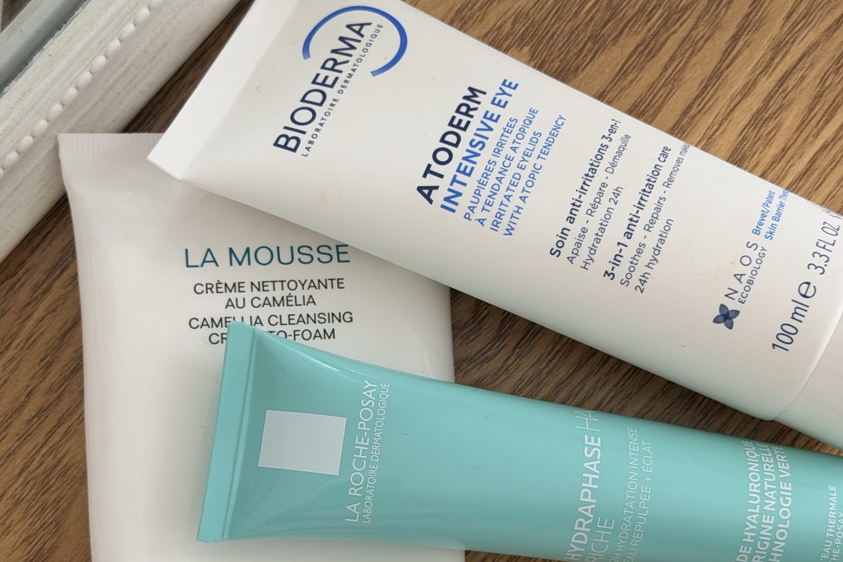 Les trois produits de ma routine posés à plat sur le bois