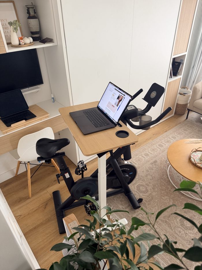 Mon MacBook ouvert sur la table haute, au-dessus du guidon du vélo
