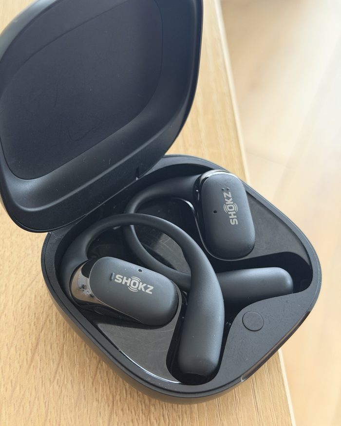 Les deux écouteurs Shokz OpenFit rangés dans leur boîtier ouvert