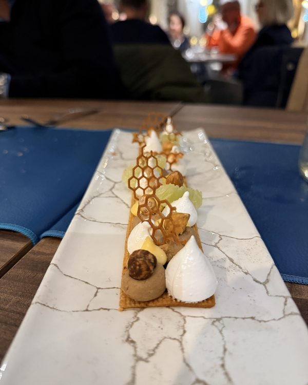 Un dessert en longueur, meringues, noisettes et dentelle de caramel en nid d’abeille, au restaurant