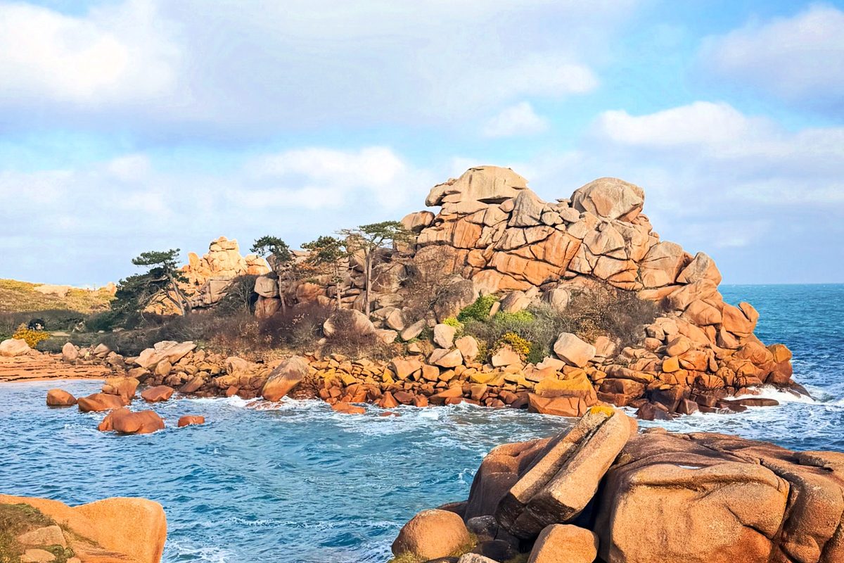 Les rochers de granit rose, les pins et la mer turquoise sur la côte de Ploumanac’h