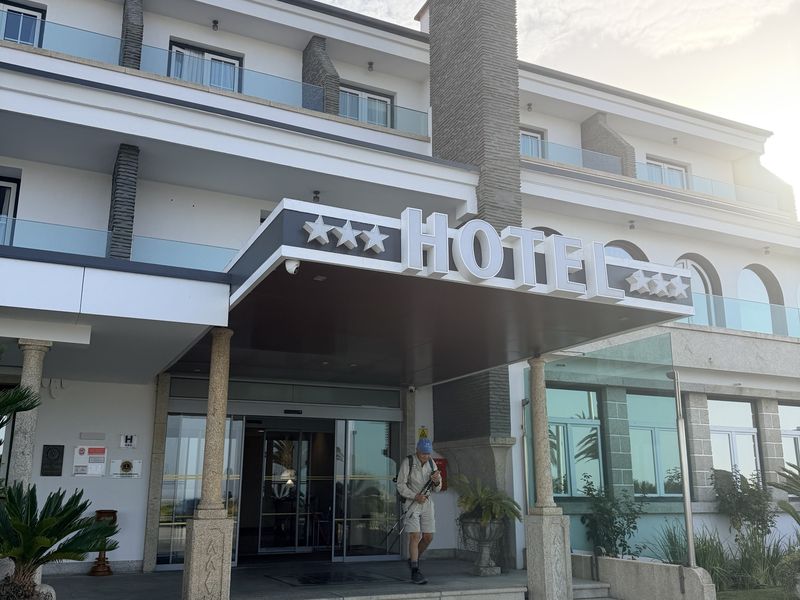 Entrée de l’hôtel Suave Mar à Esposende, auvent avec enseigne trois étoiles