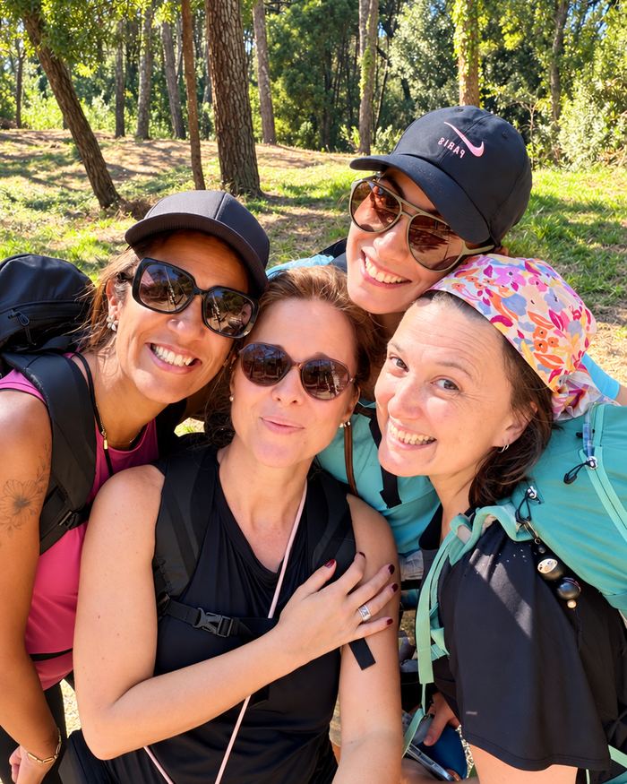 Selfie d’Amelie et trois amies, sac au dos, dans un sous-bois ensoleillé