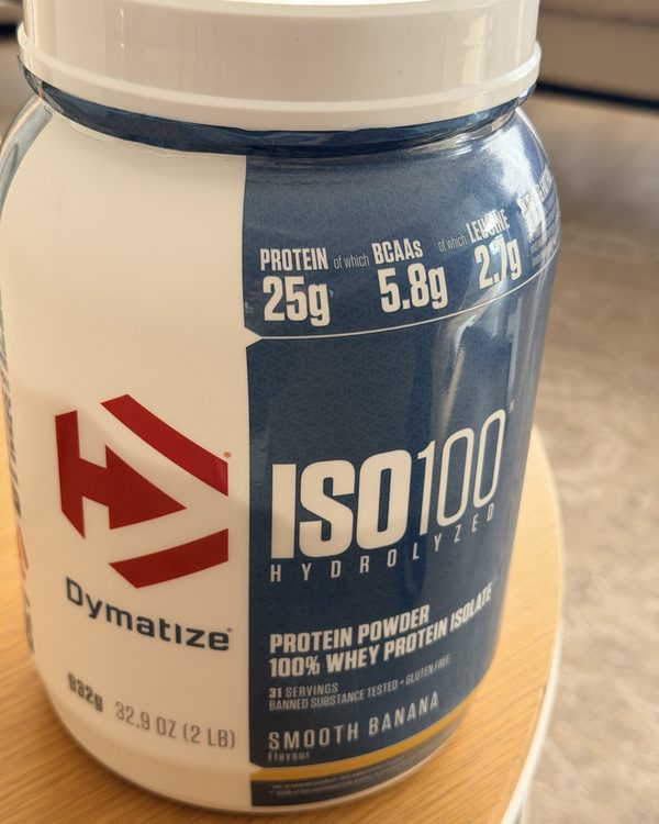 Gros plan sur l’étiquette : 25 g de protéines, 5,8 g de BCAA, 2,7 g de leucine