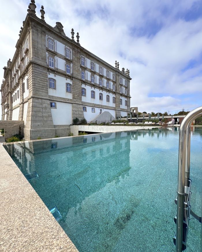 Piscine extérieure au pied de la façade de l’hôtel The Lince Santa Clara