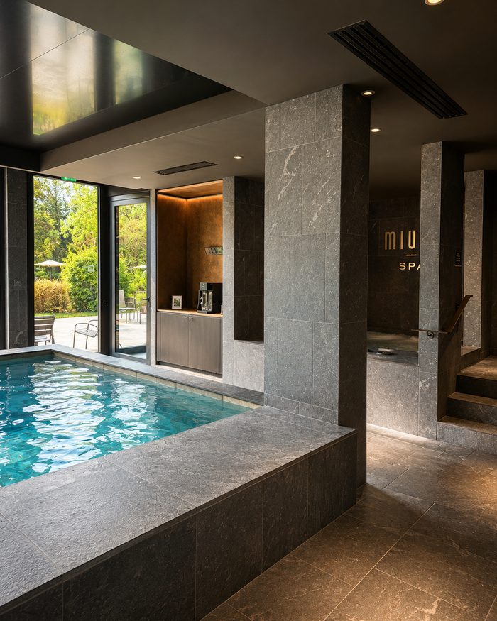 Le spa de l’hôtel Miura, piscine intérieure et grande baie vitrée sur le jardin