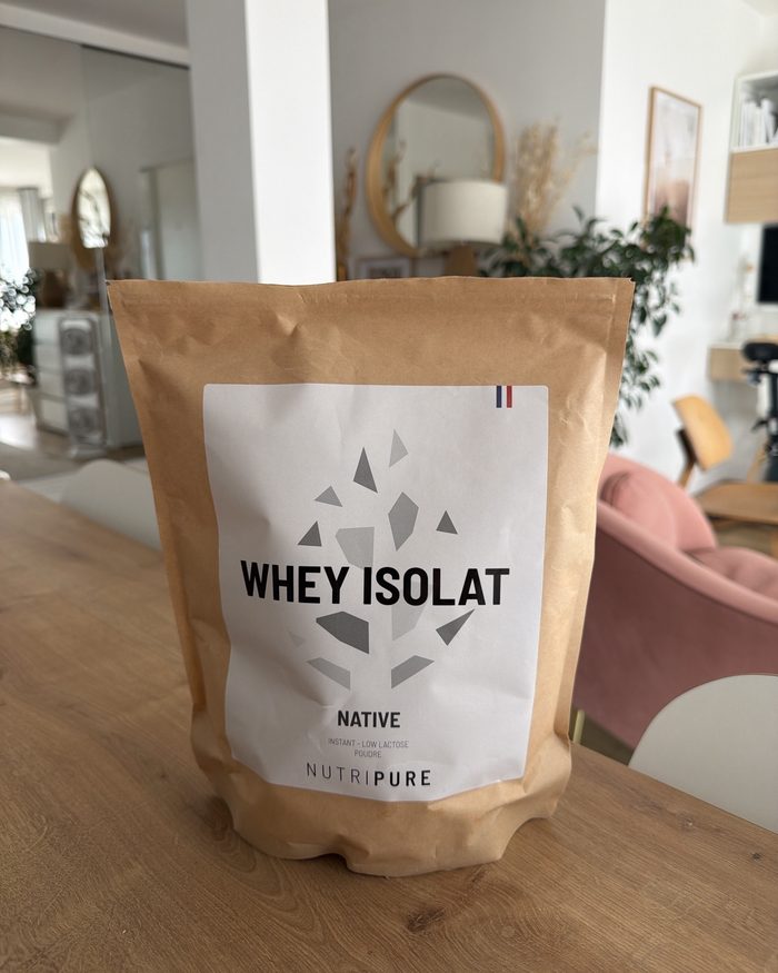 Le sachet kraft de Whey Isolat Native Nutripure sur la table du salon