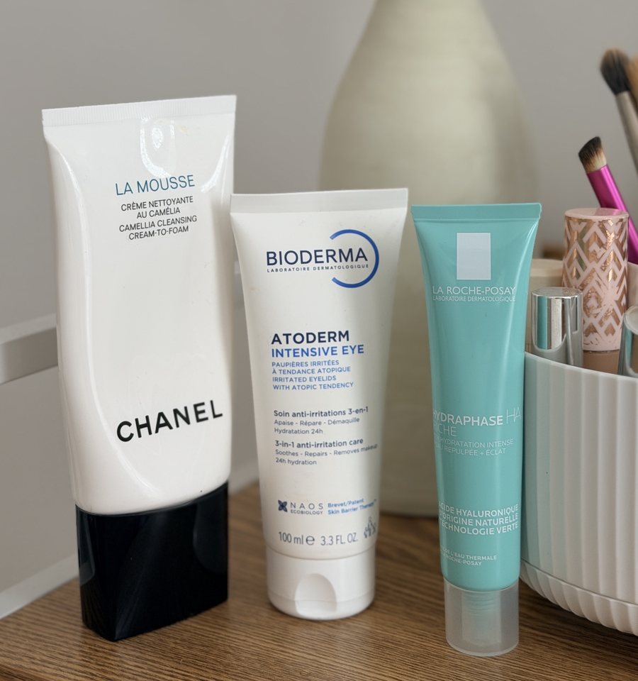 La Mousse de Chanel, l’Atoderm Intensive Eye de Bioderma et l’Hydraphase HA Riche de La Roche-Posay sur ma coiffeuse