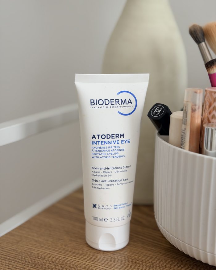 Mon tube d’Atoderm Intensive Eye de Bioderma à côté de mes pinceaux