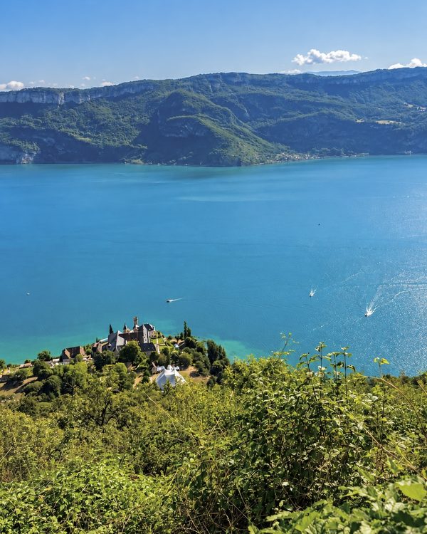 L’abbaye d’Hautecombe vue d’en haut, au bord du lac turquoise