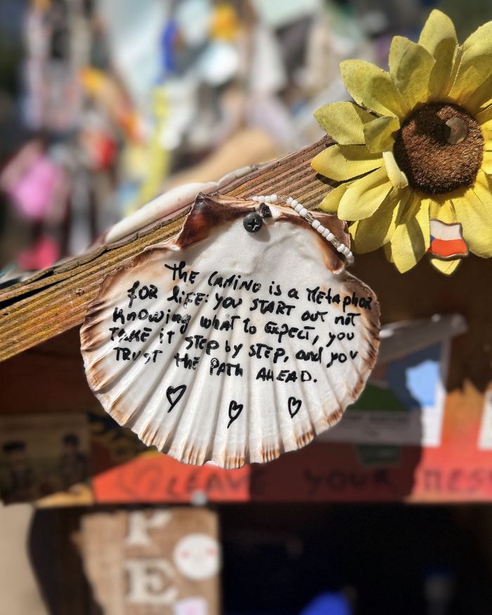 Coquille Saint-Jacques avec un message manuscrit en anglais sur le Camino
