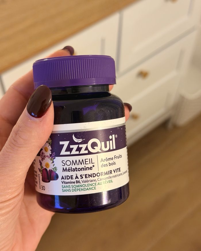 Le pot de ZzzQuil Sommeil dans ma main, arôme fruits des bois, 30 gommes