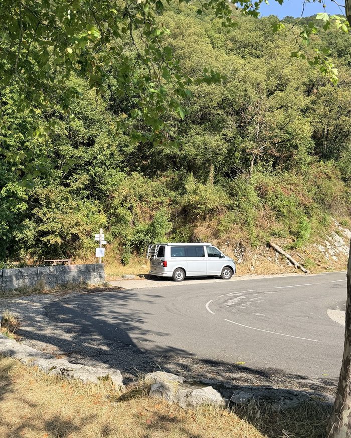 Notre van garé au départ d’un sentier, au bord d’une route de montagne