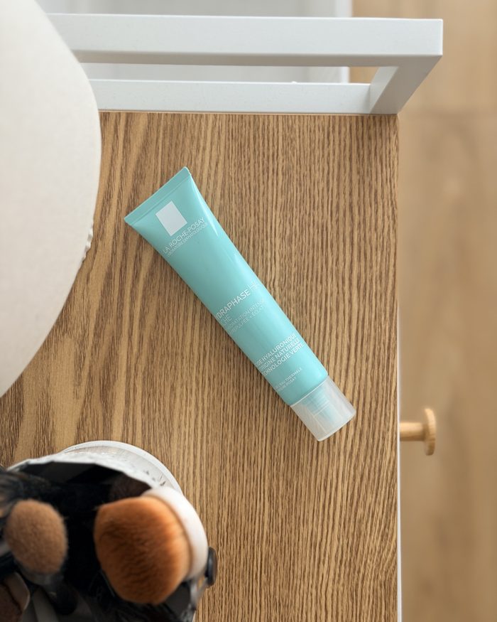 Mon tube d’Hydraphase HA Riche de La Roche-Posay posé sur la coiffeuse