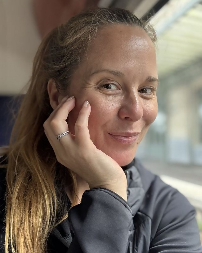 Amélie dans le train, main sur la joue, peau naturelle