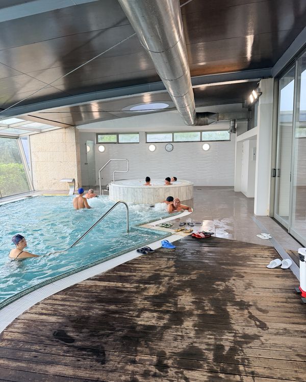 Spa du Flor de Sal : bassin intérieur, sol mouillé et tongs au bord