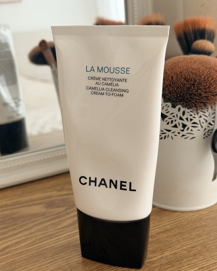 Mon tube de La Mousse de Chanel sur la coiffeuse, devant le miroir et les pinceaux