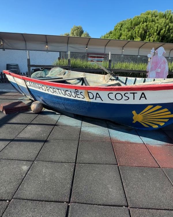 Barque peinte « Caminho Português da Costa » avec une coquille jaune