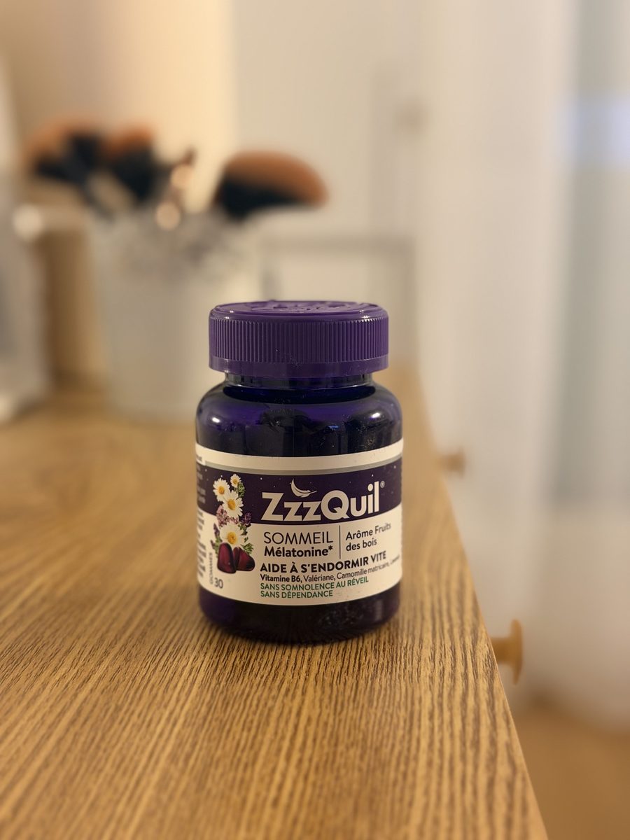 Mon pot de gommes ZzzQuil Sommeil à la mélatonine, arôme fruits des bois, sur la commode en bois de ma chambre