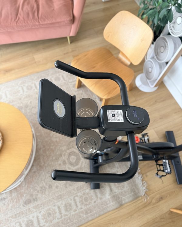 Le haut du guidon vu de dessus&nbsp;: support tablette, console et porte-gobelets