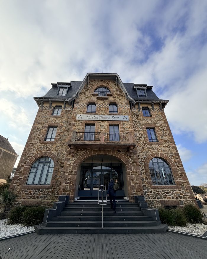 La façade en pierre du Castel Beau Site, à Ploumanac’h