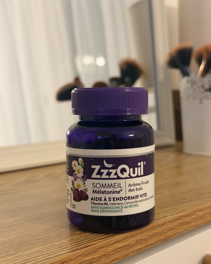 Le pot de ZzzQuil Sommeil sur ma coiffeuse, devant le miroir et mes pinceaux