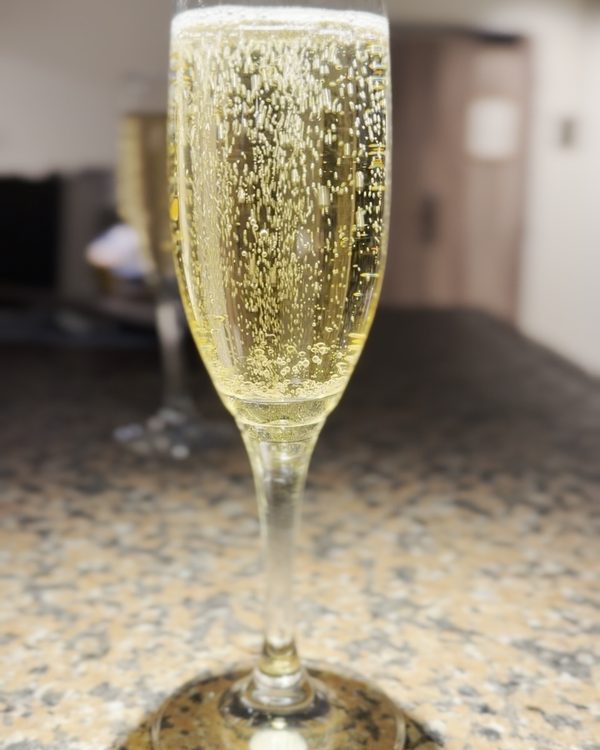 Une coupe de champagne posée sur le comptoir du bar